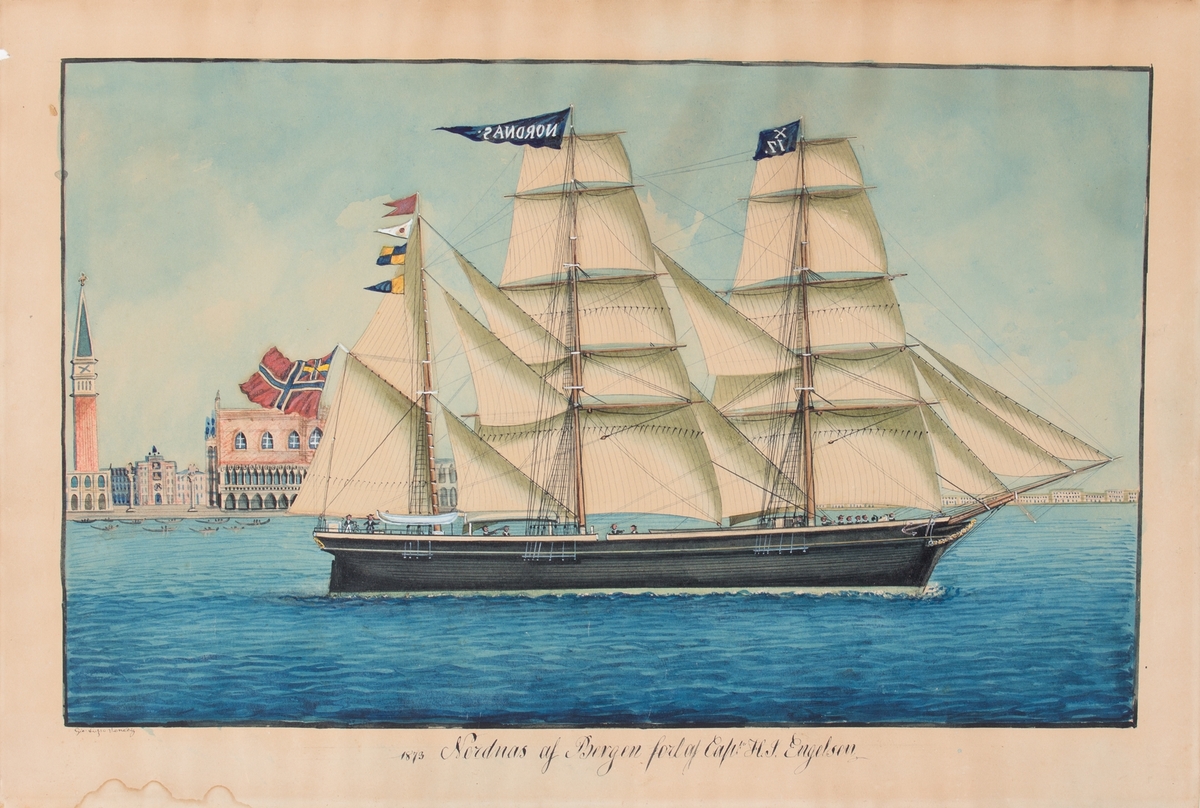 Skipsportrett av bark NORDNÆS med Venezia og Marcusplassen i bakgrunnen. Vimpel med NORDNAS og X17 i toppmast, og norsk flagg med unionsmerke i akter.