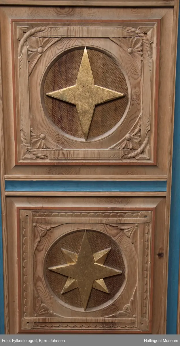 Nes kapell er gravkapellet på Nes kirkegård i Nesbyen i Buskerud fylke. Kapellet er en korskirke som ble oppført i 1953–54. Det er laget som en etterligning av den lokale stavkirken, som ble revet nesten hundre år tidligere. noe eksteriør og interiøret er eksempel på treskjæringer laget av Ole Isakbraaten.