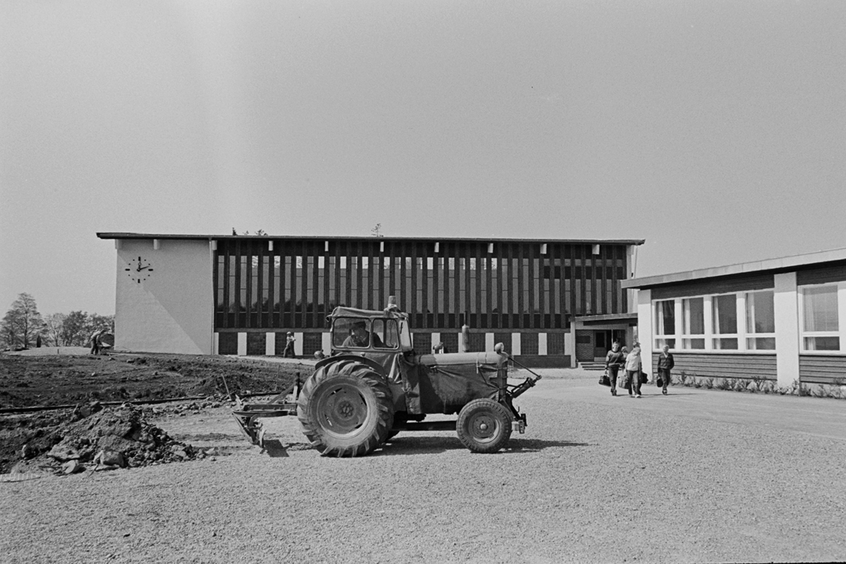 Ener ungdomsskole, Vang H. Eksteriør. Traktor, anleggsarbeid,