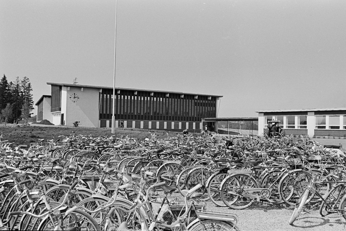 Ener ungdomsskole, Vang H. Eksteriør. Sykkelparkering.