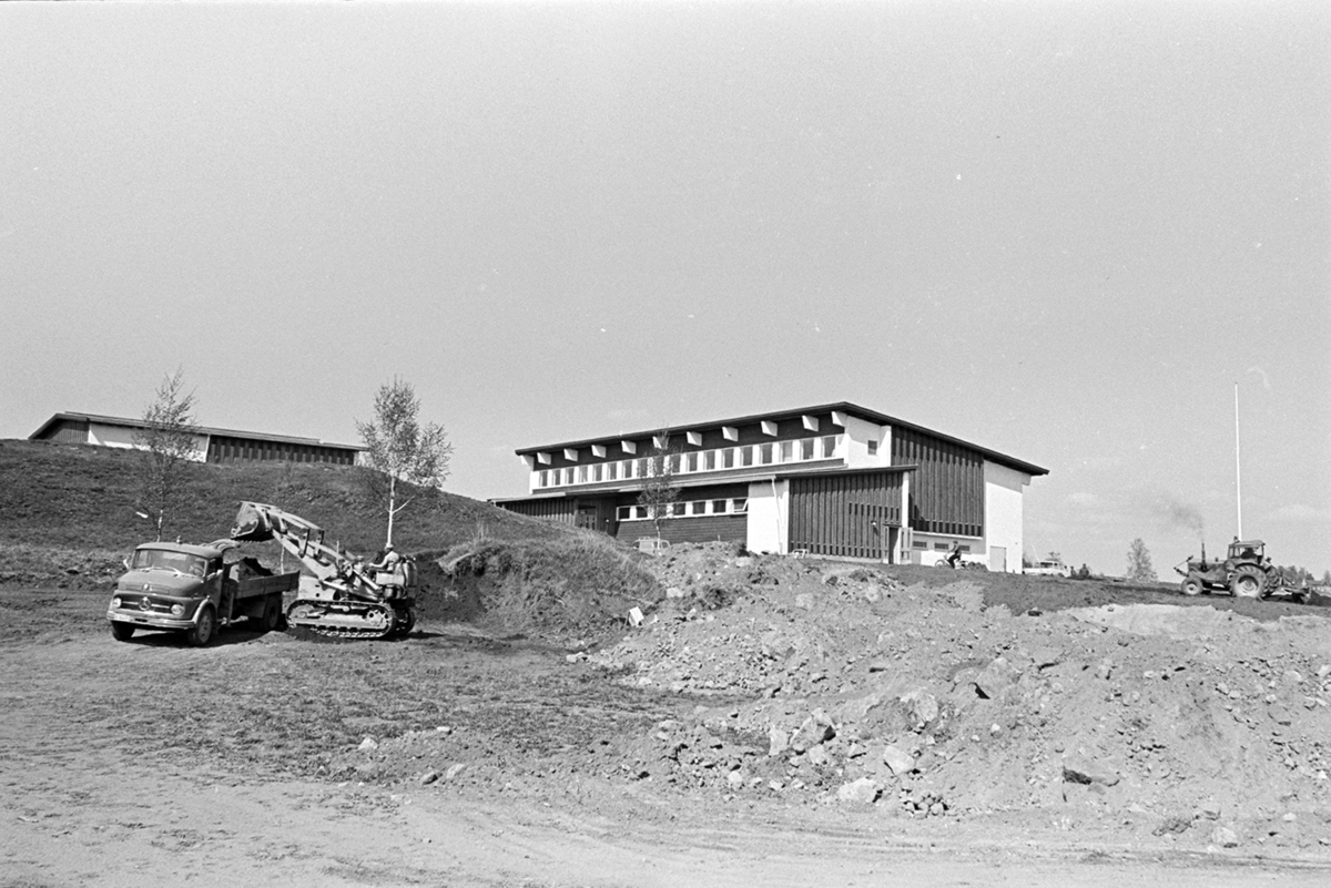 Ener ungdomsskole, Vang H. Eksteriør. Anleggsarbeid, uteområdet, lastebil, bulldoser, traktor.