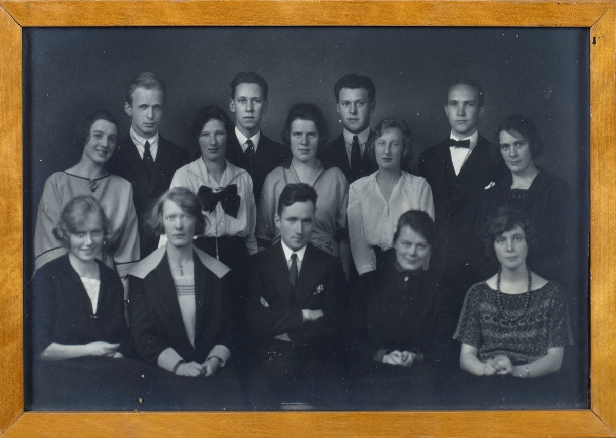 Gruppefoto av studenter til apotekereksamen høsten 1922. Gruppe med fem unge menn og ni unge damer.