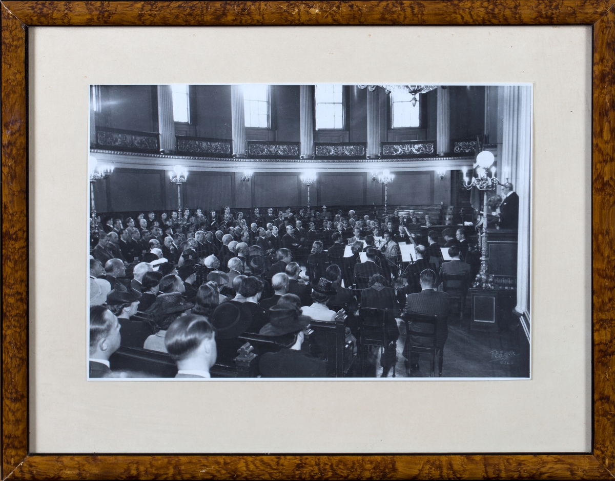 Forsamling fra Farmaciens Dag 1945, menn og kvinner, pent antrukket. Universitetets Gamle festsal, Oslo.