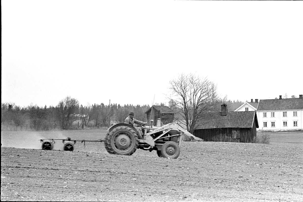 Voll gard, Hamar. Våronn,traktor,