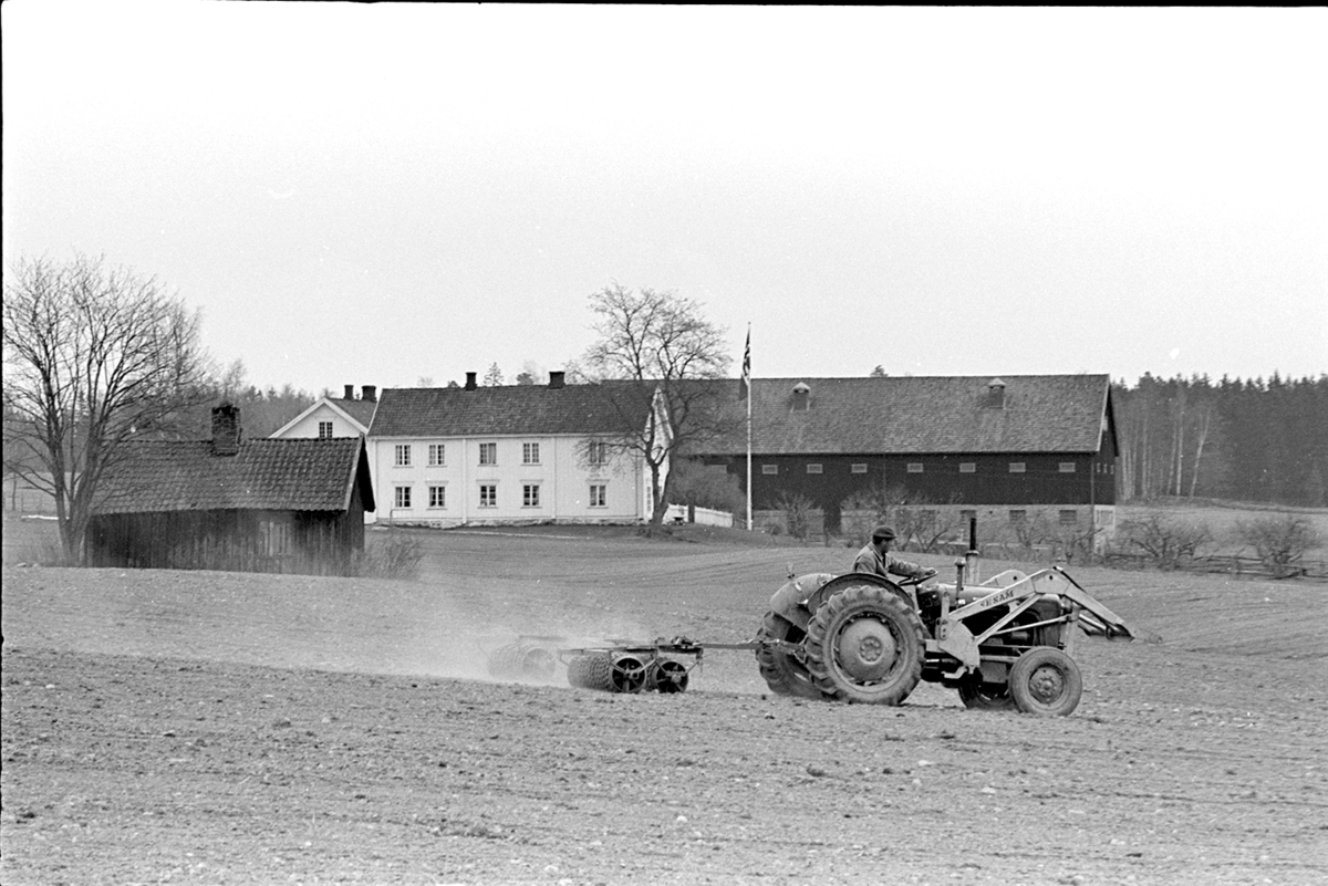 Voll gard, Hamar. Våronn,traktor, smie,hovedbygning,låve,