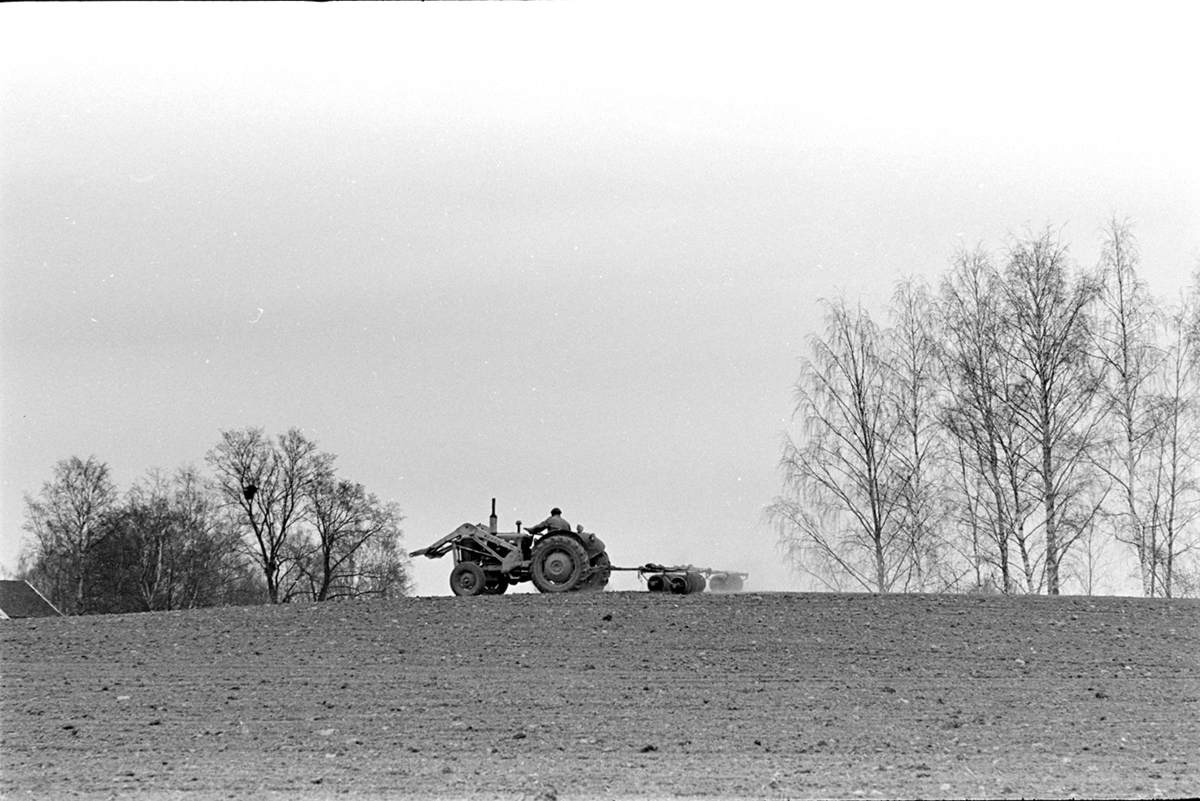 Voll gard, Hamar. Våronn,traktor,