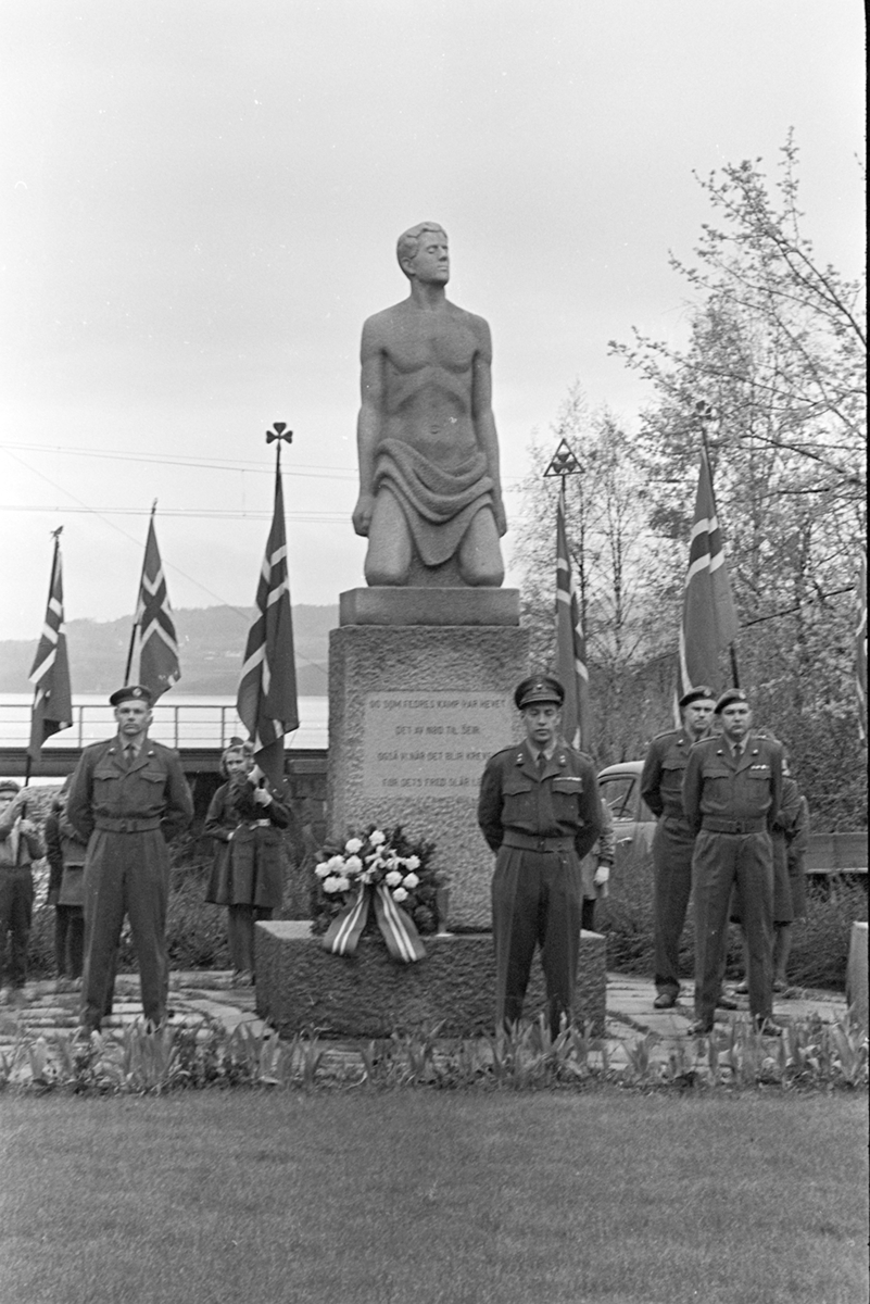 17.mai 1965, Hamar.  Monumentet over de falne 2.verdenskrig, Strandgateparken.