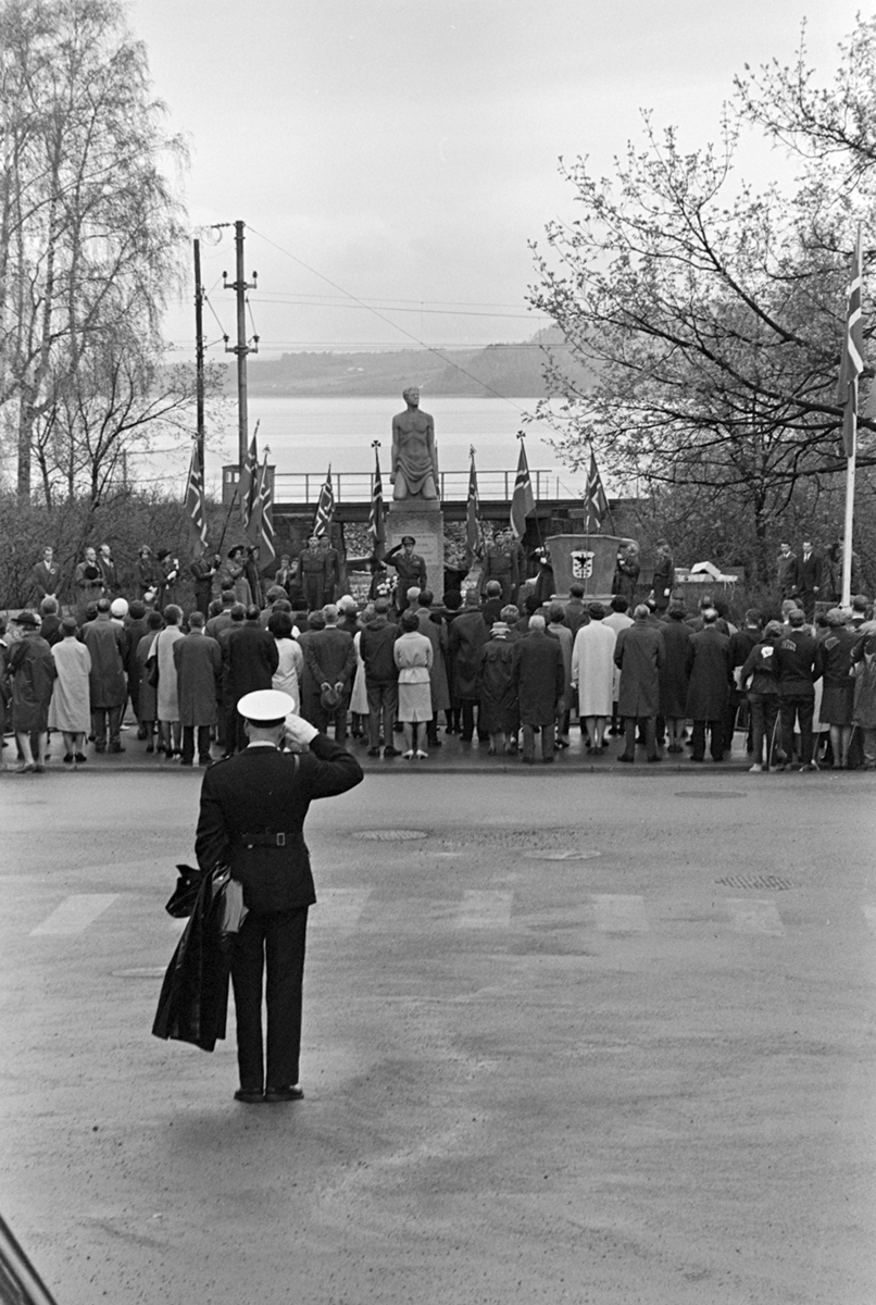 17.mai 1965, Hamar.  Monumentet over de falne 2.verdenskrig, Strandgateparken.