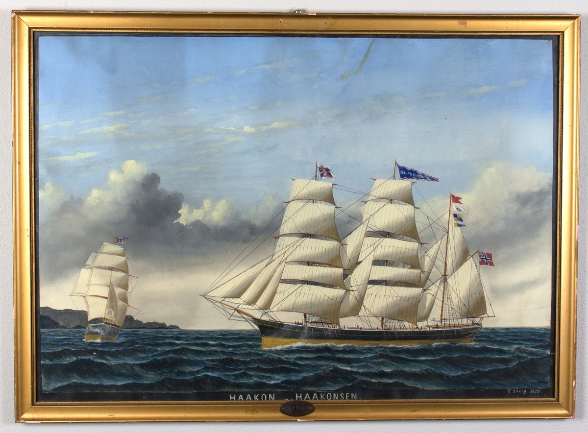 Skipsportrett av bark HAAKON HAAKONSEN med fulle seil på åpent hav. Steinete kystlandkap til venstre i motivet. Skipet sees både fra langsiden og fra baugen. Signalflagg i bakre mast, og norsk flagg med unionsmerke akter. Vimpel med skipets navn.