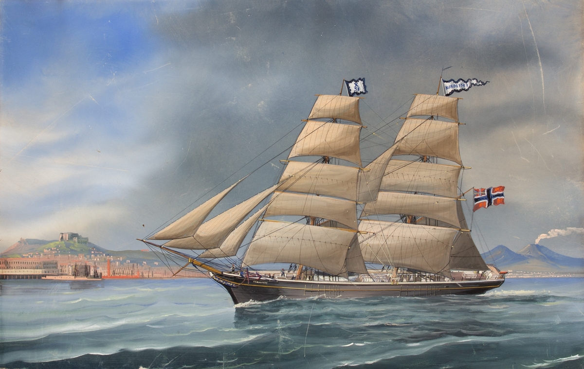 Brigg NORDLYSET med signalflagg X51, vimpel med NORDLYSET og norsk flagg med unionsflagget i akter. Motivet viser skipet under innseiling til Napoli, med Vesuvs til høyre i motivet.