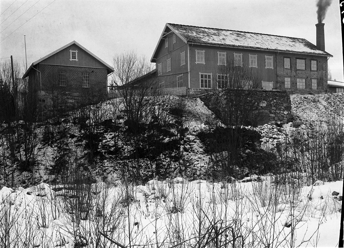 Norsk Fruktmat A/S på Skreia, Ø.Toten. Ca. 1935. Fire bilder av bygget tatt på forskjellig avstand og fra forskjellige vinkler.