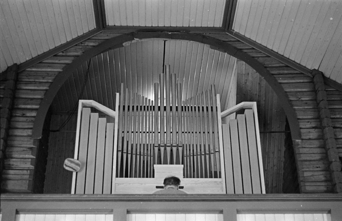 Øvre Vang kirke, montering av nytt orgel, april 1965.