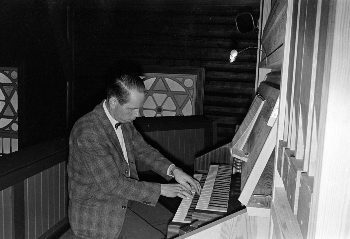 Øvre Vang kirke, montering av nytt orgel, april 1965.