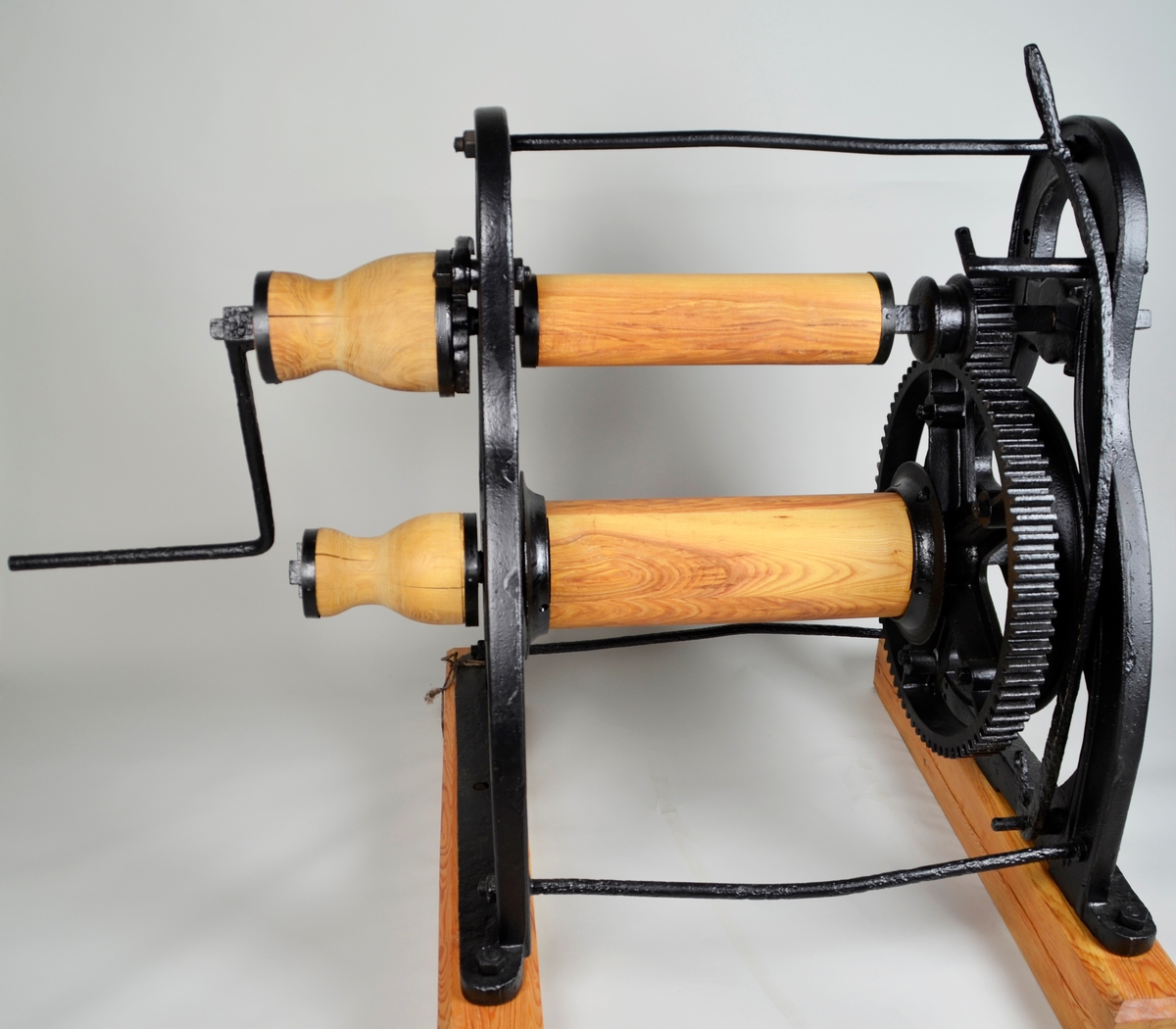 Vinsj/krøpplespel i støypejarn og smijarn med tilhøyrande sveiv og (truleg) bremsestang. Vinsjen har to endesider i støypejarn. Mellom sidane er det to akslinger i smidd jarn og inn mot eine sida tannhjul. På nedste akslingen må det ha vore ein rull i tre. På utsida på eine sida stikk endane på akslingane ut. Her må sveiva ha vore fest. På endestykkane er det restar etter feste for trerullar (nokkar).