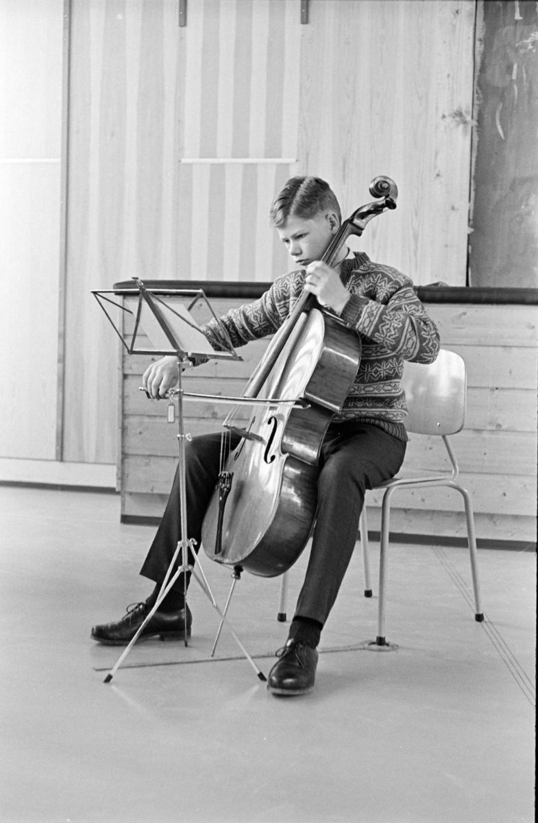 Ener ungdomsskole, Vang. Minneutstilling, elevutstilling, 2. verdenskrig. Underholdning, åpning av utstillingen, gymsalen.