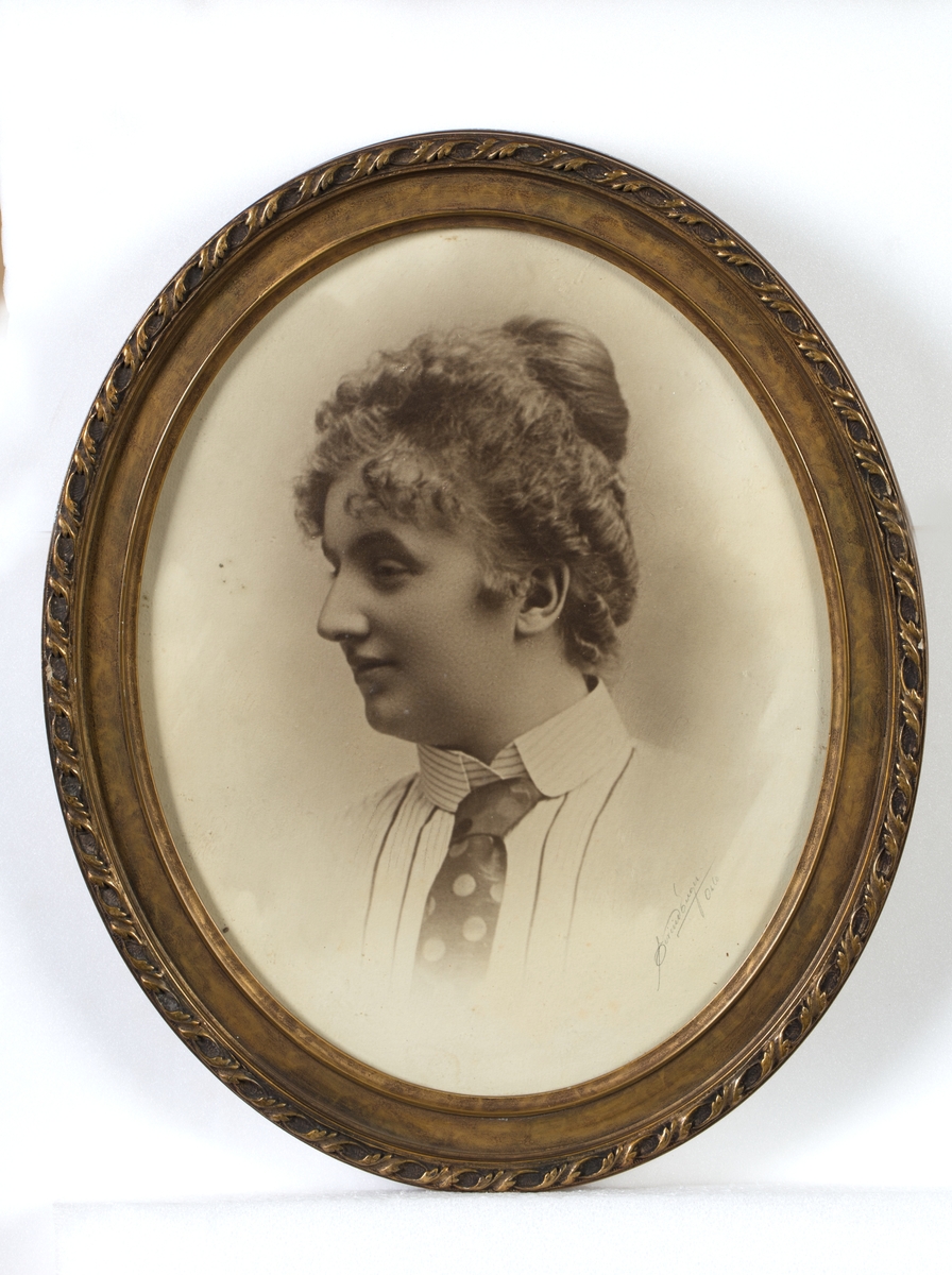 Portrett av Marie Louise Bratt, apoteker Martin Theodor Bratts hustru.