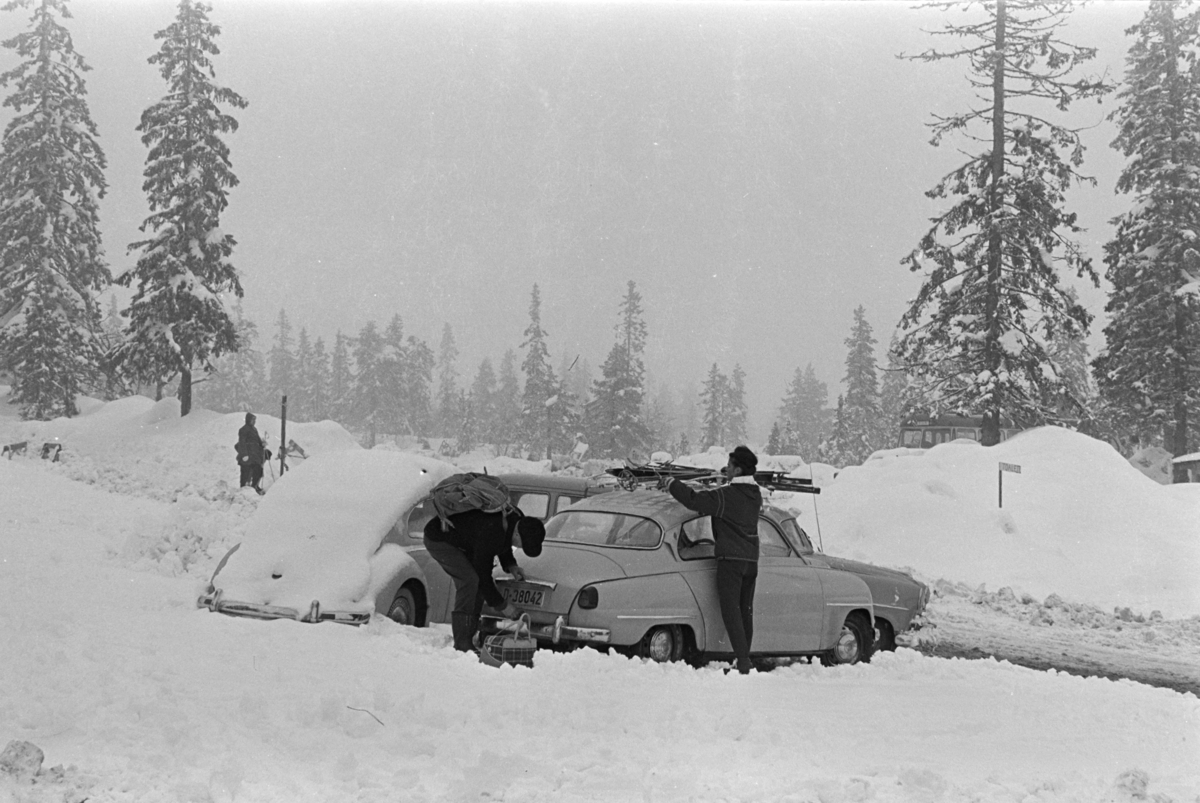 Budor, Løten, parkeringsplass, snøfall,  snøkaos, påsketurister,