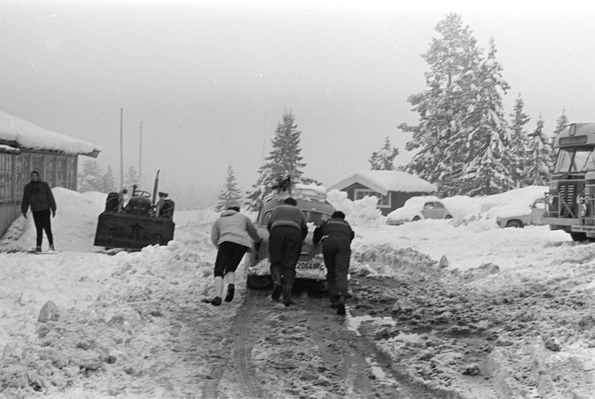 Budor, Løten, parkeringsplass, snøfall, påsketurister, snøkaos, startproblemer,
