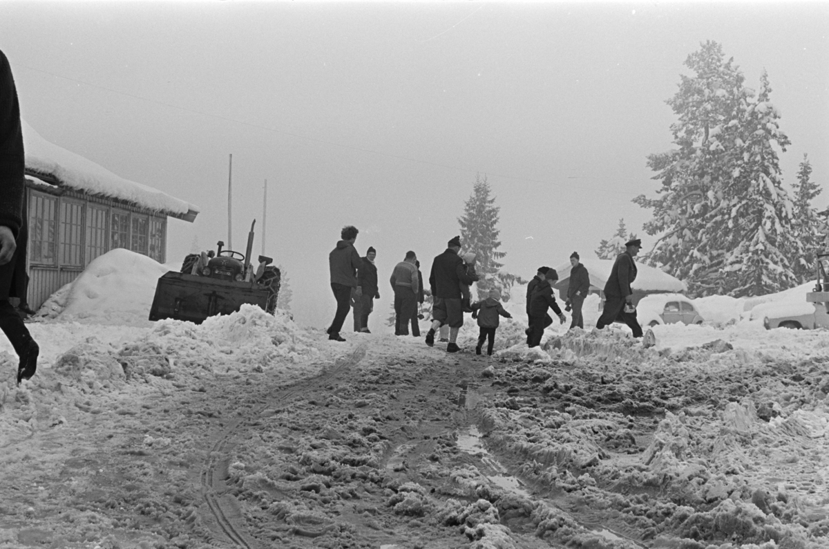 Budor, Løten, parkeringsplass, snøfall, snøkaos, snøvær,påsketurister,, sørpe,