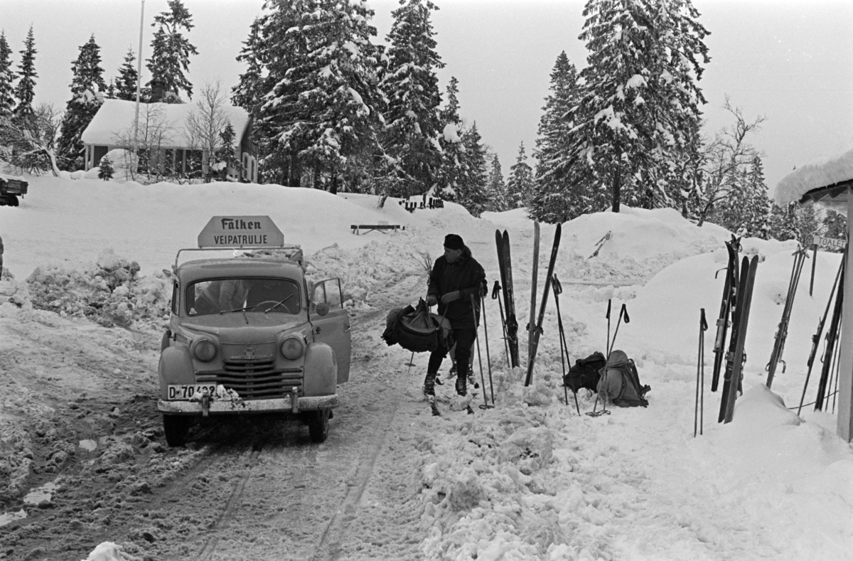 Budor, Løten, parkeringsplass, snøfall, påsketurister, Falken veipatrulje, Opel Olympia stasjonsvogn 1950-52.