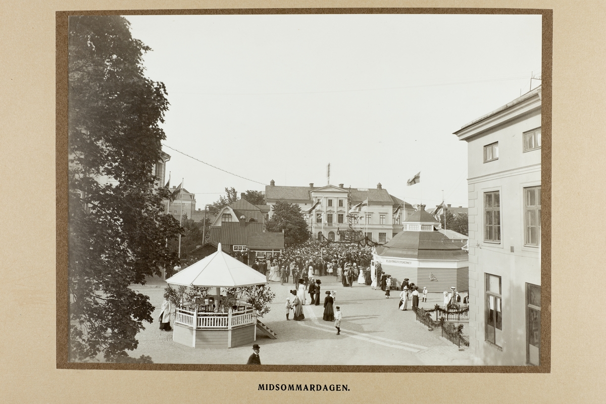 Industri- och slöjdutställning 21 juni - 16 juli 1911 i Örebro.
Utsällningen hölls vid Karolinska läroverket och Livregementets husarers ridhus vid Olaigatan. Bilderna är samlade i en bok med riktika fotokopior. Midsommardagen.

Ordförande för programkommittén var landshövding Theodor Nordström. Fabrikör Anton Hahn fungerade som närmaste man och vice ordförande. Med i styrelsen satt även stadsarkitekten Magnus Dahlander.