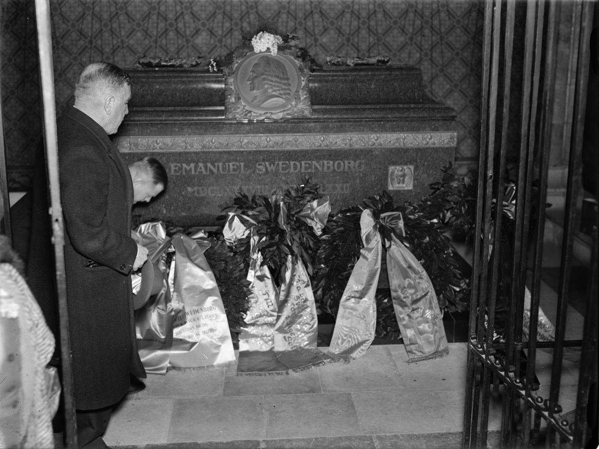 Rector magnificus Thore Engströmer nedlägger Uppsala universitets krans vid Emanuel Swedenborgs sarkofag i Uppsala domkyrka