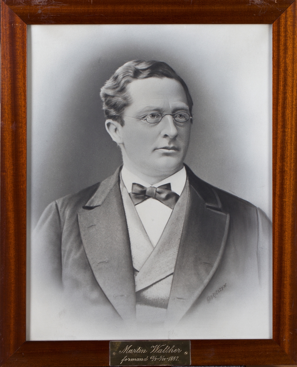 Portrett av apoteker Martin Walther med briller. Brystbilde.
