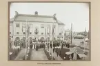 Industri- och slöjdutställning 21 juni - 16 juli 1911 i Örebro.
Utsällningen hölls vid Karolinska läroverket och Livregementets husarers ridhus vid Olaigatan. Bilderna är samlade i en bok med riktika fotokopior.

Ordförande för programkommittén var landshövding Theodor Nordström. Fabrikör Anton Hahn fungerade som närmaste man och vice ordförande. Med i styrelsen satt även stadsarkitekten Magnus Dahlander.

Utställningens öppnande.