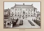 Industri- och slöjdutställning 21 juni - 16 juli 1911 i Örebro.
Utsällningen hölls vid Karolinska läroverket och Livregementets husarers ridhus vid Olaigatan. Bilderna är samlade i en bok med riktika fotokopior.

Ordförande för programkommittén var landshövding Theodor Nordström. Fabrikör Anton Hahn fungerade som närmaste man och vice ordförande. Med i styrelsen satt även stadsarkitekten Magnus Dahlander.

Hufudgården.