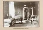 Industri- och slöjdutställning 21 juni - 16 juli 1911 i Örebro.
Utsällningen hölls vid Karolinska läroverket och Livregementets husarers ridhus vid Olaigatan. Bilderna är samlade i en bok med riktika fotokopior.

Ordförande för programkommittén var landshövding Theodor Nordström. Fabrikör Anton Hahn fungerade som närmaste man och vice ordförande. Med i styrelsen satt även stadsarkitekten Magnus Dahlander.

Bollnäs hemslöjdsförening, Bollnäs