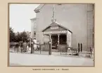 Industri- och slöjdutställning 21 juni - 16 juli 1911 i Örebro.
Utsällningen hölls vid Karolinska läroverket och Livregementets husarers ridhus vid Olaigatan. Bilderna är samlade i en bok med riktika fotokopior.

Ordförande för programkommittén var landshövding Theodor Nordström. Fabrikör Anton Hahn fungerade som närmaste man och vice ordförande. Med i styrelsen satt även stadsarkitekten Magnus Dahlander.

Nordiska syrgasverken AB, Örebro