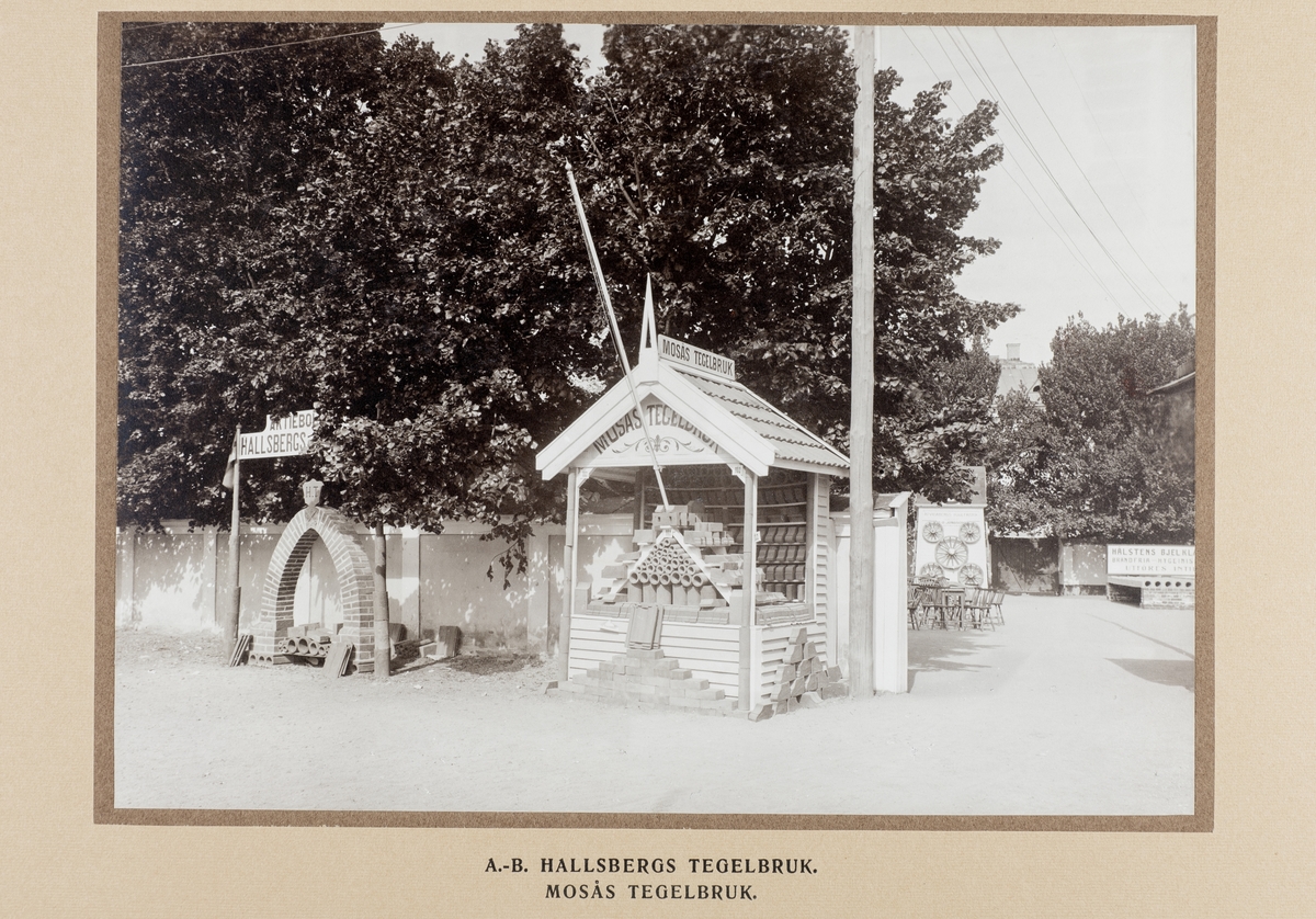 Industri- och slöjdutställning 21 juni - 16 juli 1911 i Örebro.
Utsällningen hölls vid Karolinska läroverket och Livregementets husarers ridhus vid Olaigatan. Bilderna är samlade i en bok med riktika fotokopior.

Ordförande för programkommittén var landshövding Theodor Nordström. Fabrikör Anton Hahn fungerade som närmaste man och vice ordförande. Med i styrelsen satt även stadsarkitekten Magnus Dahlander.

AB Hallsbergs Tegelbruk.
Mosås tegelbruk.