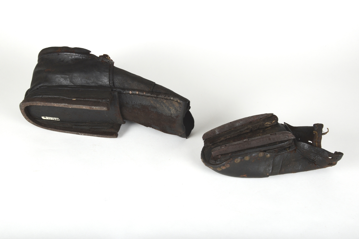 Et par spesialsko med lærreimer som festes til knærne. De består av to deler til kne/legg og to deler til fot/tær. Skoene er laget til en handikappet mann som gikk på knærne.

Leggskoene har jern på undersiden, festet med 6 hesteskosømmer. To spenner med reimer for festing til legg.

Tåskoene har to jern på undersiden, på den ene festet med 7 hesteskosømmer. Den andre har 6 hesteskosømmer og tau for snøring.