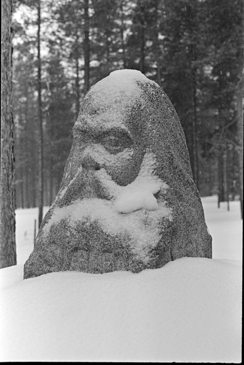 Bauta, av Swami Sri Ananda Acharya (født Surenda Nath Baral og kjent som Baralen), indisk filosofiprofessor, yogi og poet, bosatt på Tronsvangen i Alvdal ?