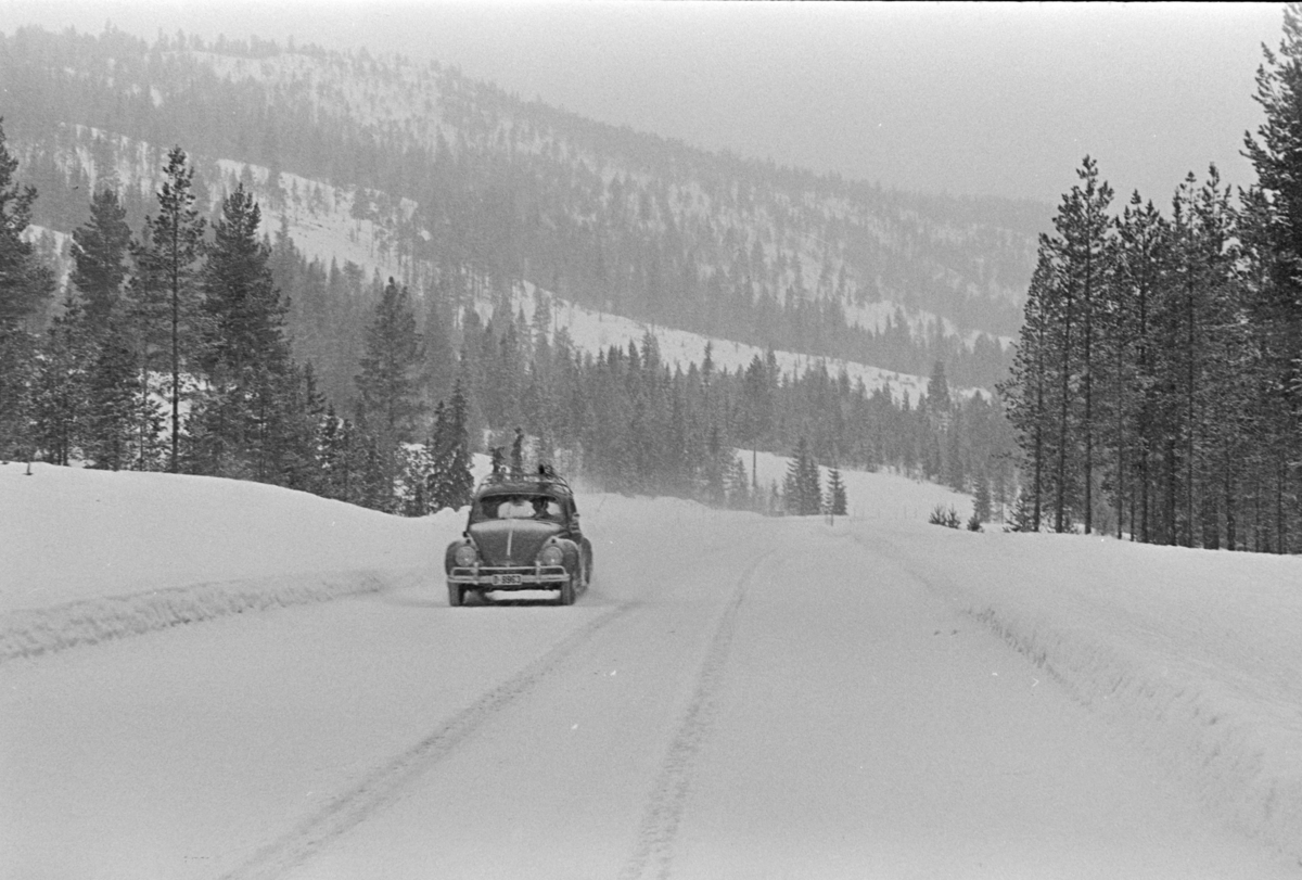 Parti av riksveg 3, Alvdal?. Snøvær,vinterføre. Volkswagen, "Folkevogn" D-9963.