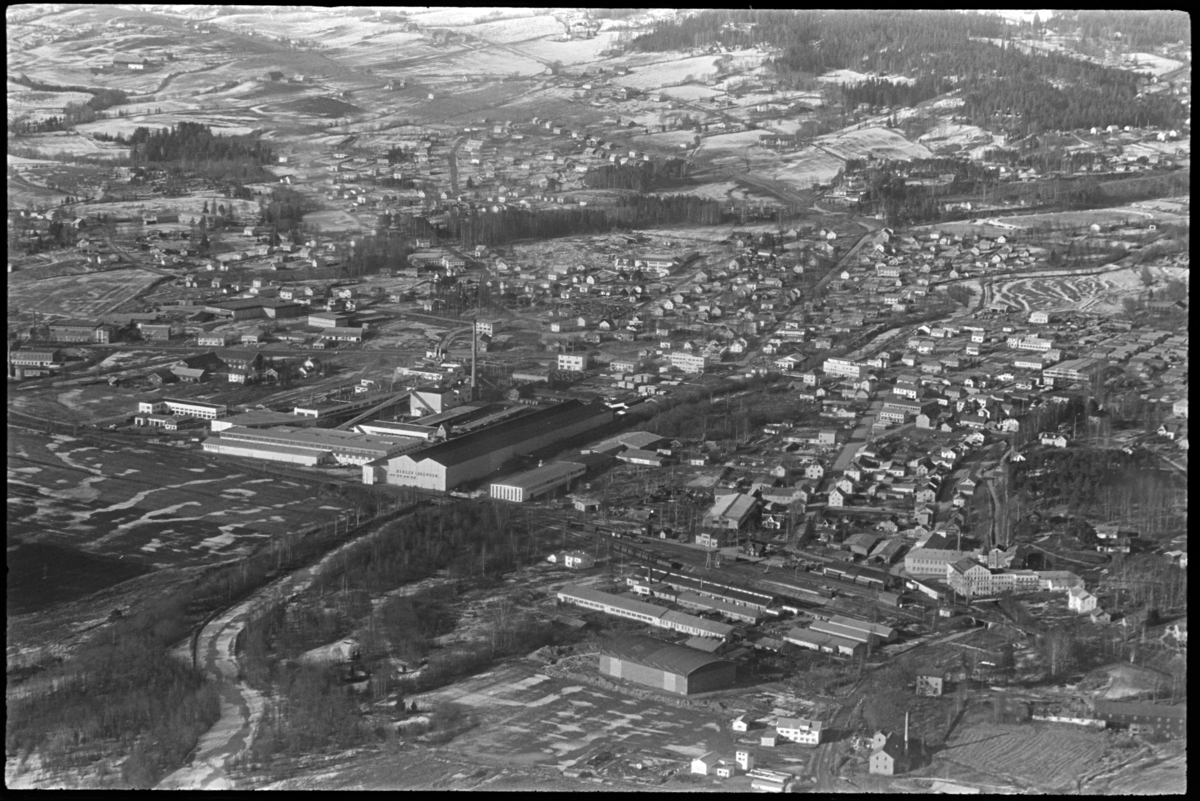 Brumunddal, Berger Langmoen, flyfoto.