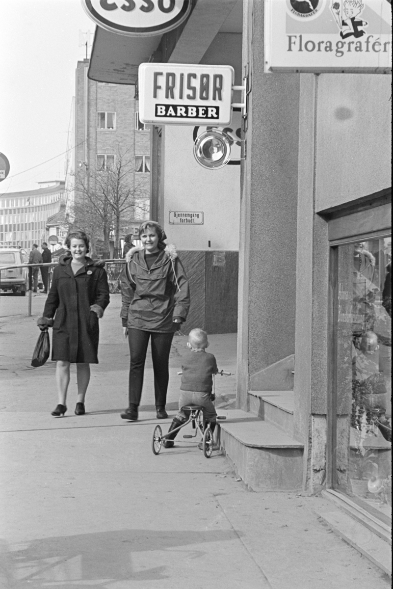 Astoriahjørnet, Hamar, ukjente kvinner, barn, trehjulsykkel, skilt "Frisør Barber"
