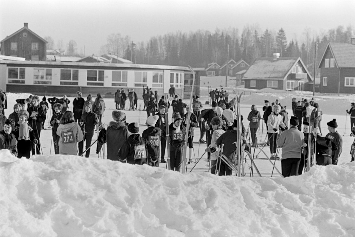 Ener ungdomsskole, Vang, langrenn, skidag,skoleskirenn, elever i skolegården.