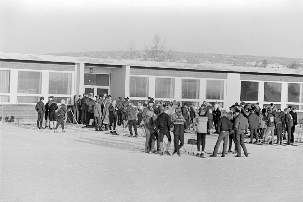 Ener ungdomsskole, Vang, langrenn, skidag,skoleskirenn, elever i skolegården.