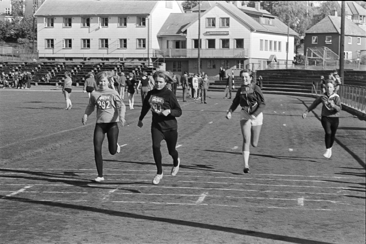 Friidretttstevne, idrettsdag, Ener Ungdomsskole, Vang H. Hamar stadion.