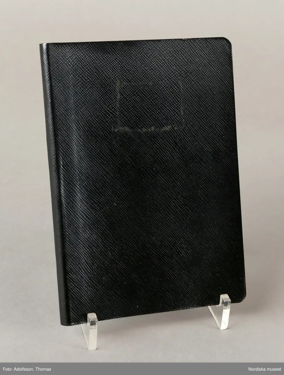 Arbetsbok, gravörjournal.. Svart vaxdukshäfte, text på insidan av pärmen: "440.67 Tillhör Statsverket". Inlaga av rutigt papper..

Handskriven journal förd 1969 - 1979 över vid Kgl. Mynt- och Justeringsverket av gravören Lennart Cederlund.tillverkade guldsmedsstampar och årsbokstäver.
Längst bort måttskisser över stampämnen. 
/2007-03-05 Heidi Henriksson