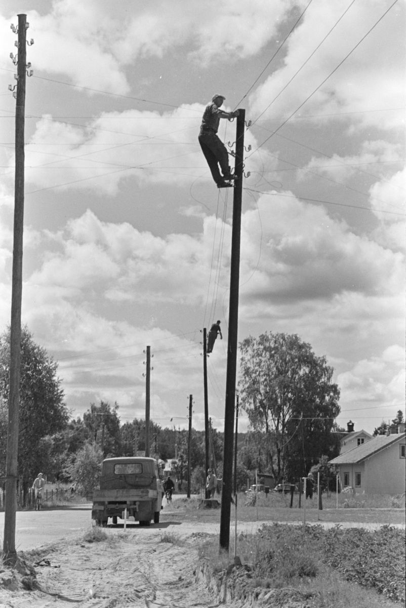 Hamar Vang og Furnes Kraftselskap, montør, lysstolpe,stolpesko, elektrisitet, linjer med lavspenning til abonnentene.