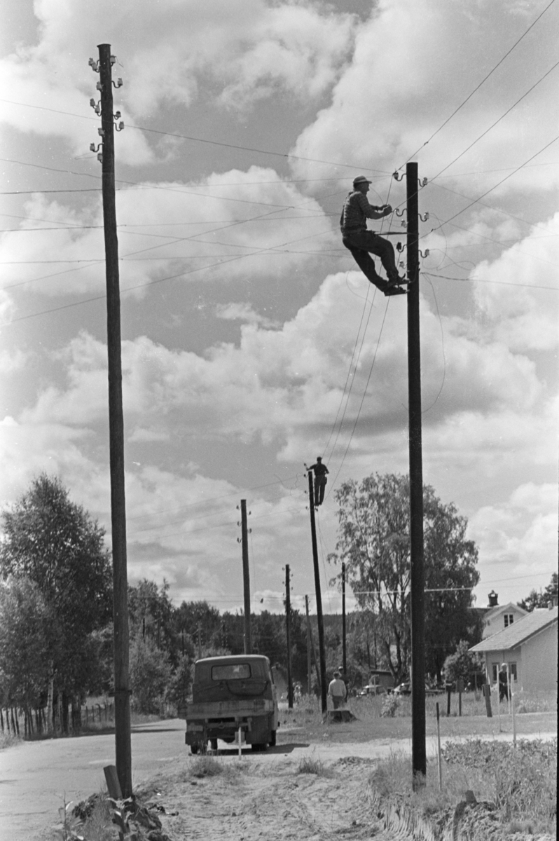 Hamar Vang og Furnes Kraftselskap, montør, lysstolpe,stolpesko, elektrisitet, linjer med lavspenning til abonnentene.