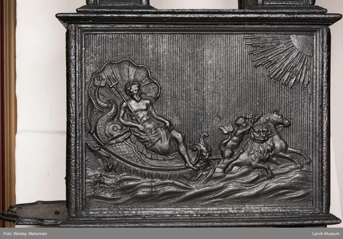 1. etasje langside: Neptun kjører på havet, trukket av hester,løver og kjeruber. riflet bunn.
1. etasje kortside; øverst Triton med delfin, nederst grevekronet i speilmonogram CCDL og 1766, som står for Christian Conrad Danneskiold - Laurvig 
2. etasje langside: Rokokko-ornament med delfin på hver side. profilert portalåpning. 
2 etasje kortside. Triton.