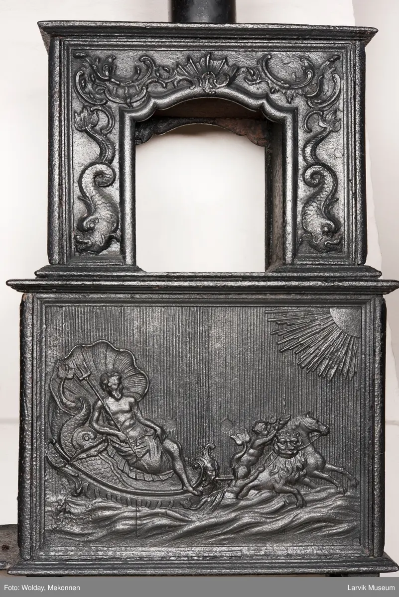 1. etasje langside: Neptun kjører på havet, trukket av hester,løver og kjeruber. riflet bunn.
1. etasje kortside; øverst Triton med delfin, nederst grevekronet i speilmonogram CCDL og 1766, som står for Christian Conrad Danneskiold - Laurvig 
2. etasje langside: Rokokko-ornament med delfin på hver side. profilert portalåpning. 
2 etasje kortside. Triton.