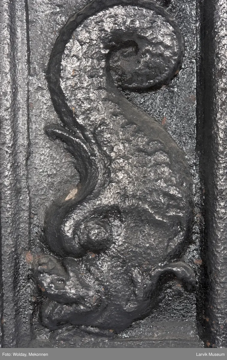 1. etasje langside: Neptun kjører på havet, trukket av hester,løver og kjeruber. riflet bunn.
1. etasje kortside; øverst Triton med delfin, nederst grevekronet i speilmonogram CCDL og 1766, som står for Christian Conrad Danneskiold - Laurvig 
2. etasje langside: Rokokko-ornament med delfin på hver side. profilert portalåpning. 
2 etasje kortside. Triton.