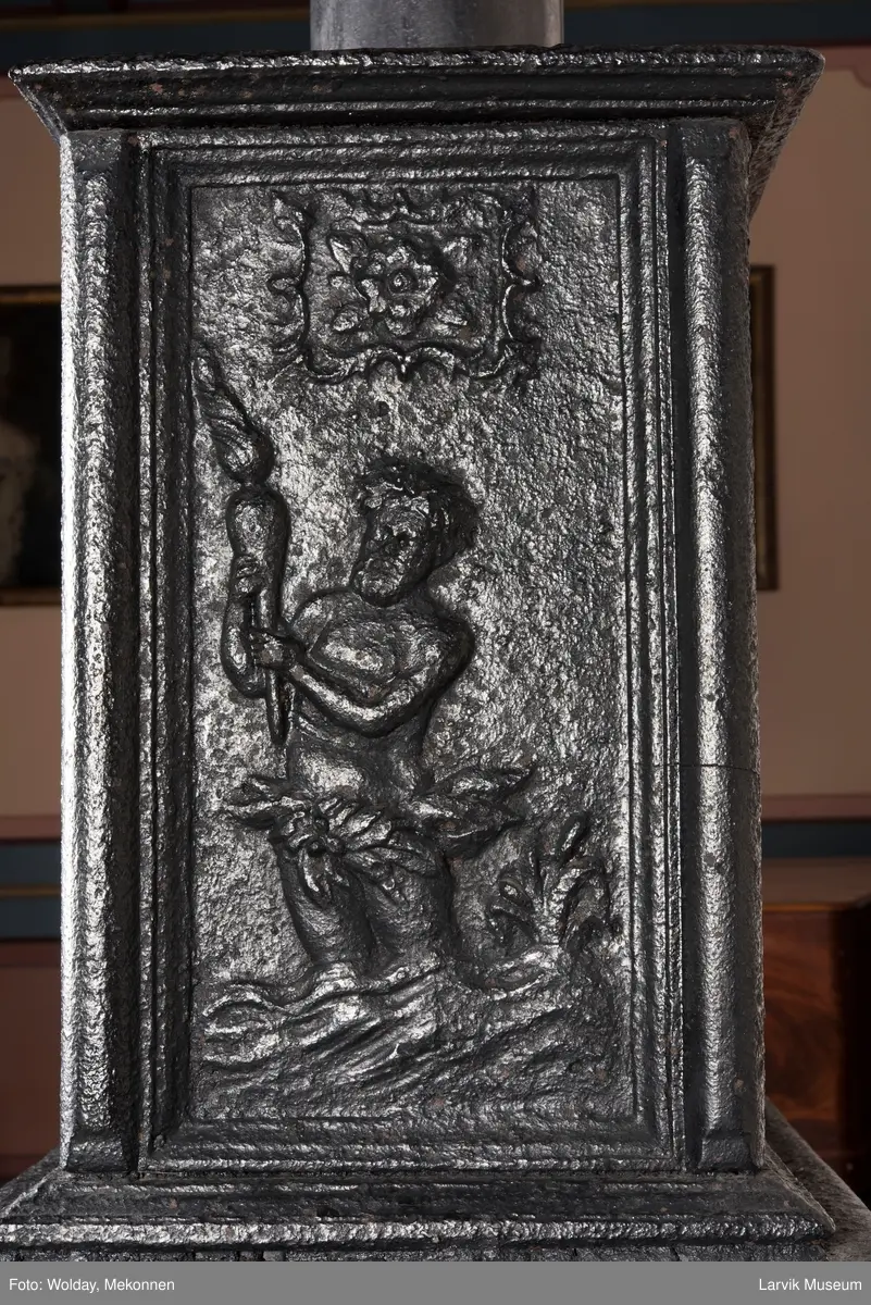 1. etasje langside: Neptun kjører på havet, trukket av hester,løver og kjeruber. riflet bunn.
1. etasje kortside; øverst Triton med delfin, nederst grevekronet i speilmonogram CCDL og 1766, som står for Christian Conrad Danneskiold - Laurvig 
2. etasje langside: Rokokko-ornament med delfin på hver side. profilert portalåpning. 
2 etasje kortside. Triton.