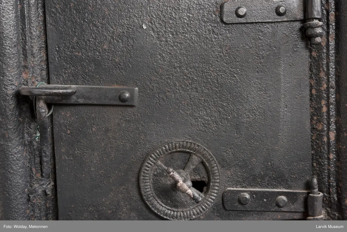 1. etasje langside: Neptun kjører på havet, trukket av hester,løver og kjeruber. riflet bunn.
1. etasje kortside; øverst Triton med delfin, nederst grevekronet i speilmonogram CCDL og 1766, som står for Christian Conrad Danneskiold - Laurvig 
2. etasje langside: Rokokko-ornament med delfin på hver side. profilert portalåpning. 
2 etasje kortside. Triton.