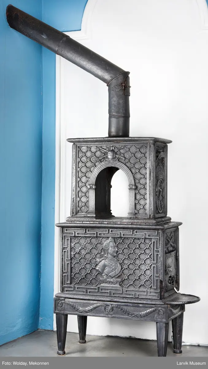 1. etasje langside: Chr. VII's byste, rosetter, meander ramme.
1. etasje kortside: Krigerske emblemer over Fritzøe Wærk 1774, under krigerske emblemer, dør med gjennombrudd blomstermønster
2. etasje langside: Rundbuet åpning med kanellert ramme, øverst kroningsregaliene, gitret bunn.
2.etasje kortside: kronet C7 på gitret bunn jfr. nr 420 i Norsk Jernskulptur II.