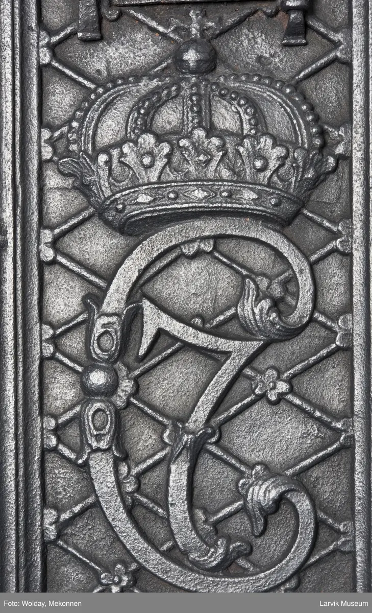 1. etasje langside: Chr. VII's byste, rosetter, meander ramme.
1. etasje kortside: Krigerske emblemer over Fritzøe Wærk 1774, under krigerske emblemer, dør med gjennombrudd blomstermønster
2. etasje langside: Rundbuet åpning med kanellert ramme, øverst kroningsregaliene, gitret bunn.
2.etasje kortside: kronet C7 på gitret bunn jfr. nr 420 i Norsk Jernskulptur II.